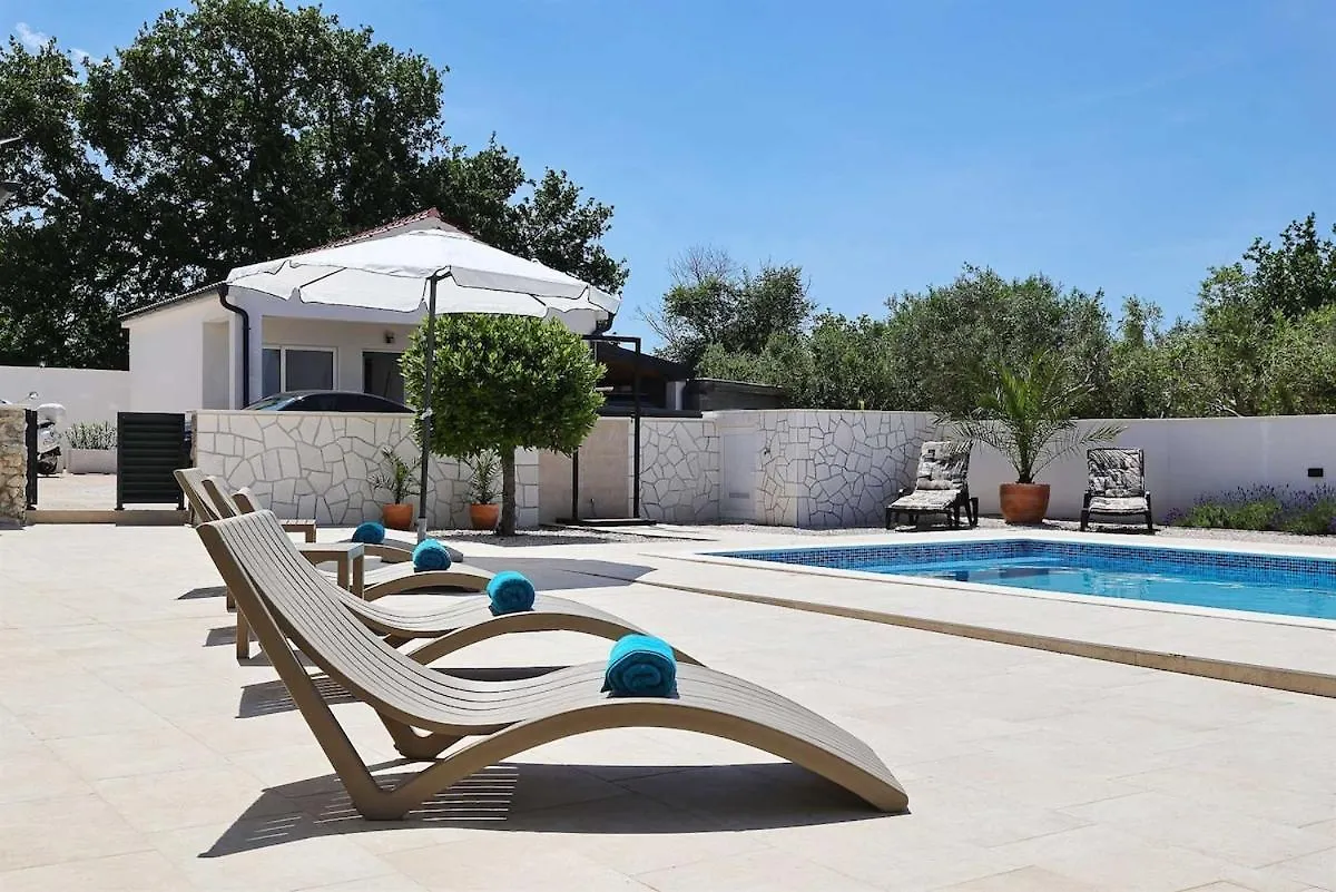 Holiday House Luca With Private Pool Vrsi 0*,